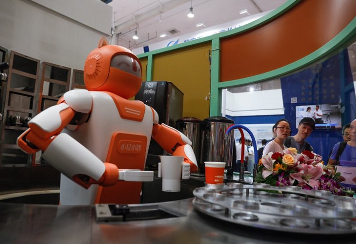 Robots de entregas amenazan los trabajos de millones de repartidores en china