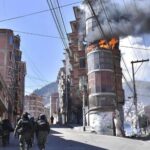 Un edificio en llamas y varios heridos deja el conflicto cocalero en Bolivia