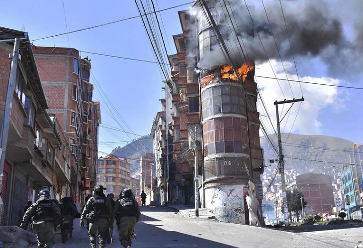 Un edificio en llamas y varios heridos deja el conflicto cocalero en Bolivia