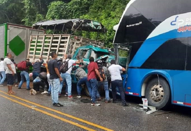 Bus de Copetrán se accidentó contra camión en el sector Los Colorados