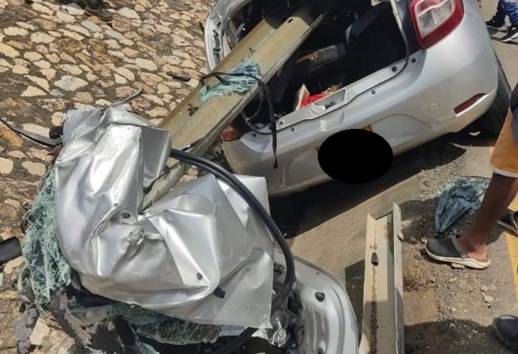 Accidente de carro atravesado por baranda en Ciénaga de Oro