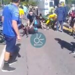 Brutal accidente de Alex Gil con aficionado imprudente en la Vuelta Antioquia