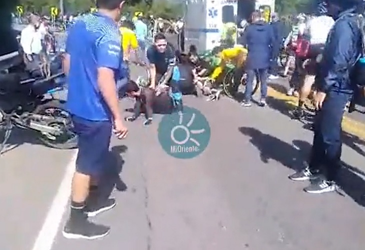 Brutal accidente de Alex Gil con aficionado imprudente en la Vuelta Antioquia