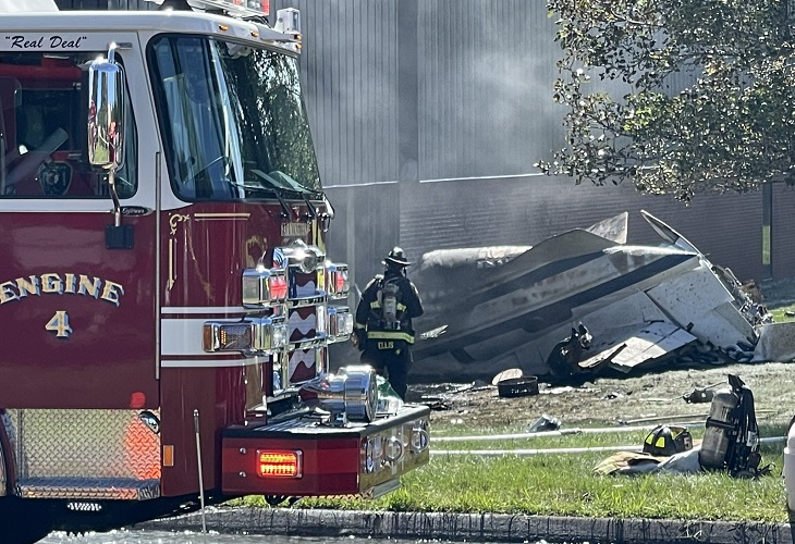 Avión con 4 personas a bordo se estrelló contra edificio en Estados Unidos