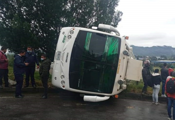 Bus escolar del colegio Buenos Aires con 16 niños a bordo se volcó en Tocancipá