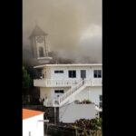 Momento en que cae la Iglesia de Todoque al ser engullida por la lava