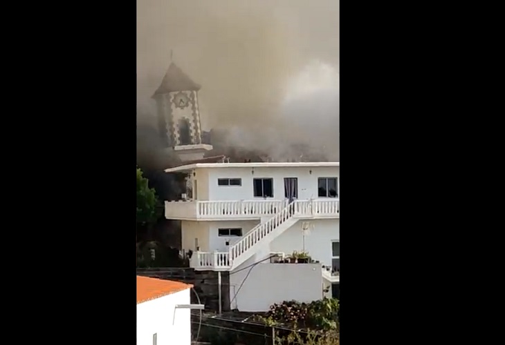 Momento en que cae la Iglesia de Todoque al ser engullida por la lava