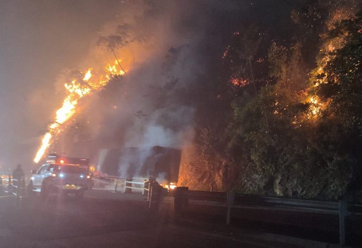 Camión explotó tras chocarse en la curva Chirín, en vía Bogotá- La Vega