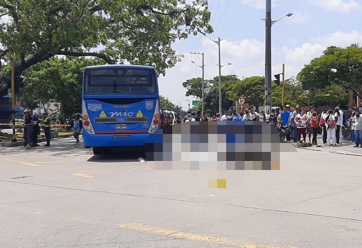 Muere mujer motociclista que quedó bajo las llantas de un MIO en Comfandi El Prado