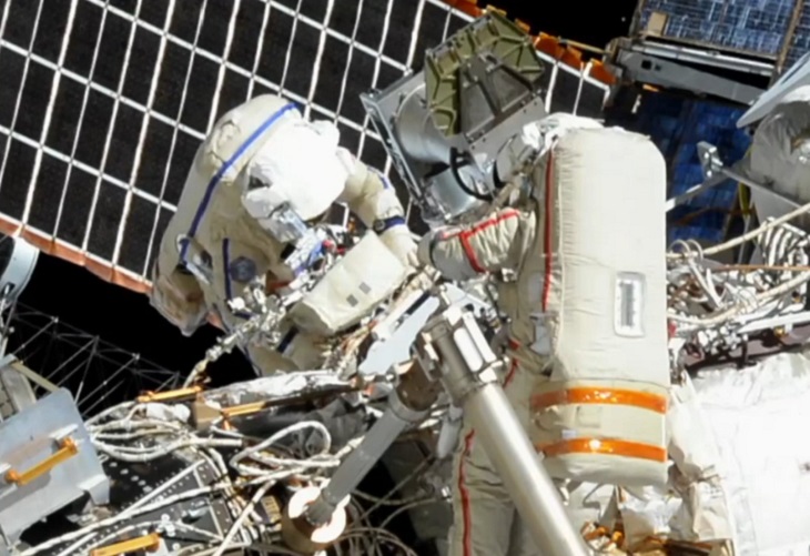 Los cosmonautas de la EEI finalizan con éxito caminata para instalar Naúka