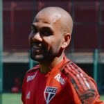 Dani Alves se niega a volver al Sao Paulo que le debe 1,7 millones de euros