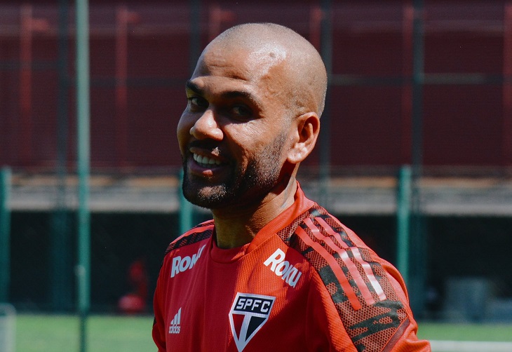 Dani Alves se niega a volver al Sao Paulo que le debe 1,7 millones de euros