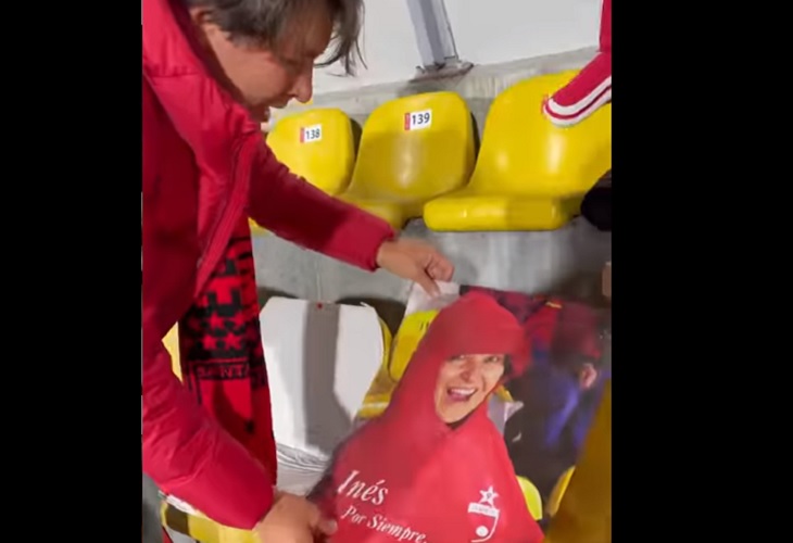 Jairo Dueñas: hincha de Santa Fe con foto de su esposa en el Campín