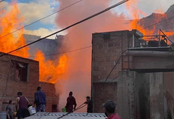 Voraz incendio en el barrio Caicedo de Pasto inició por una riña de pareja