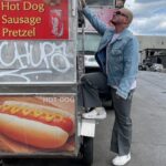 Las fotos de J Balvin en las que ironiza con el carrito de 'hot dogs'