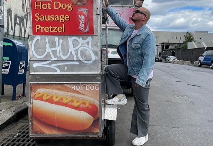 Las fotos de J Balvin en las que ironiza con el carrito de 'hot dogs'