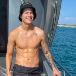James Rodríguez usa cigarrillo electrónico en yate en Ibiza
