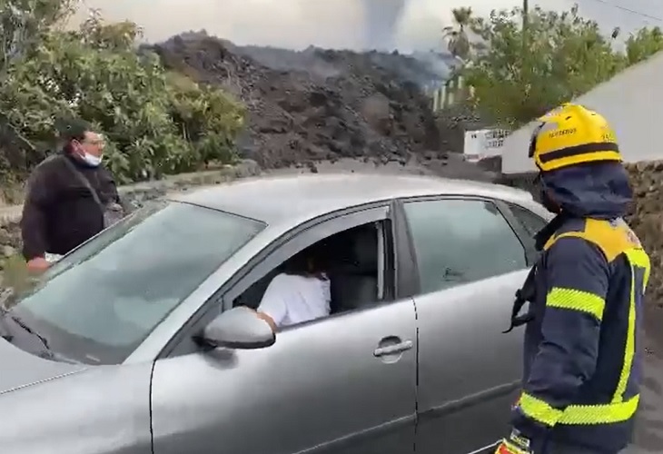 La lava del volcán de La Palma entra en Todoque donde habitantes recogen sus cosas