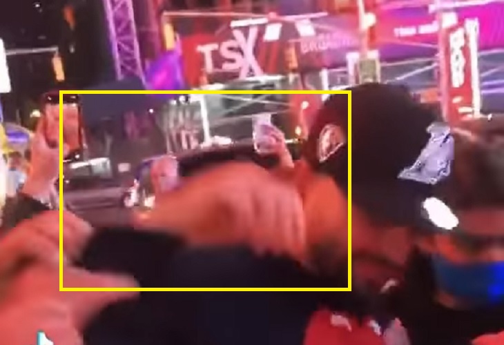 El manotazo que le pegó Maluma a un fan por agarrarle el brazo