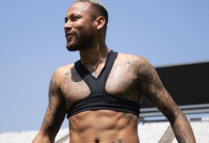 Foto de Neymar mostrando abdominales en partido de Brasil