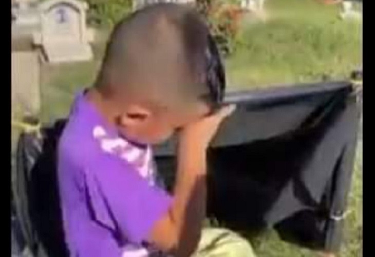 Es falso el video de niño que vive en cementerio cerca a tumba de la mamá