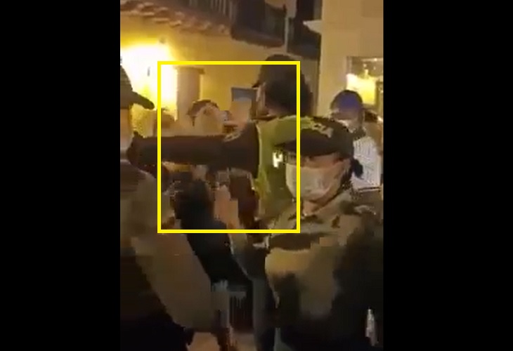 Una turista y una auxiliar de policía se agredieron en la Plaza de los Coches