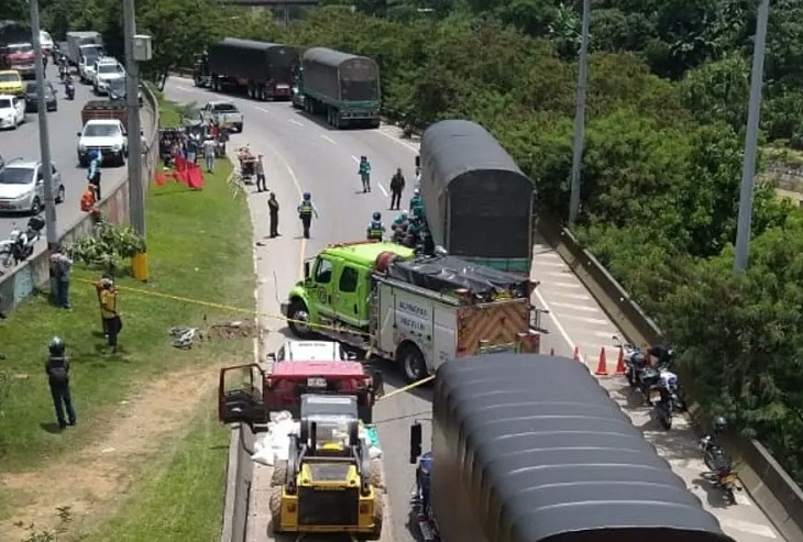 Una persona quedó debajo de una tractomula en Puente de la Madre Laura