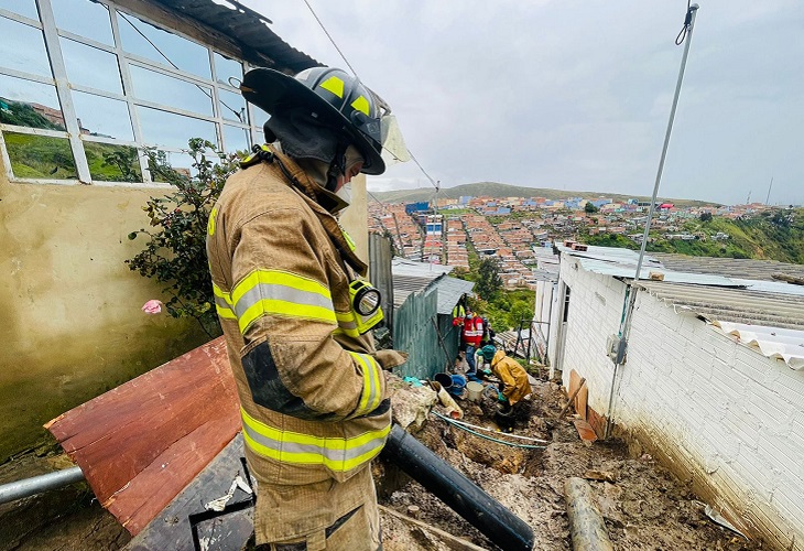 Bomberos de Bogotá rescatan a 13 personas que quedaron atrapadas en sus viviendas