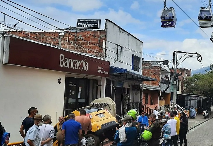 Un taxi casi se mete a una entidad bancaria en Santo Domingo Savio