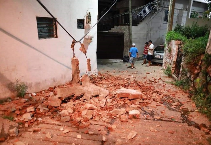 Muere una persona en Coyuca de Benítez al caerle un poste tras sismo de 7.1 en México