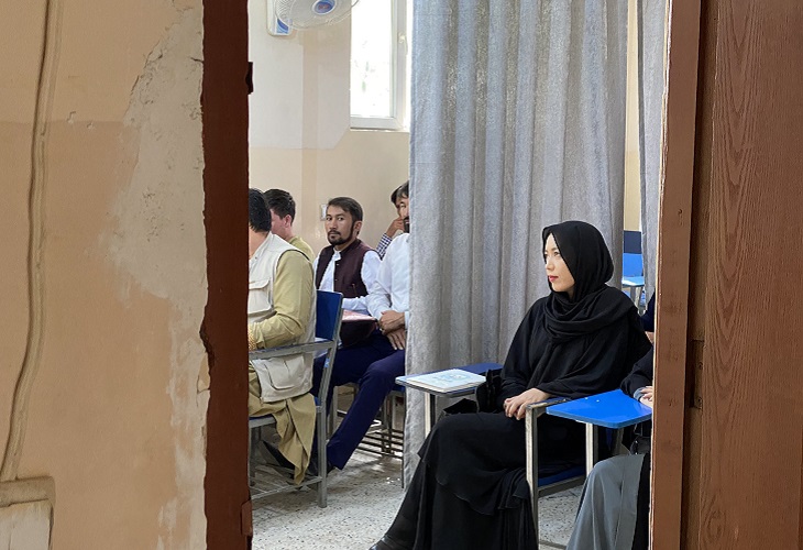 Talibanes separan con una cortina a hombres y mujeres en la Universidad