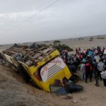 Mueren dos mujeres al volcar bus de Cerro Prieto en la Panamericana Norte