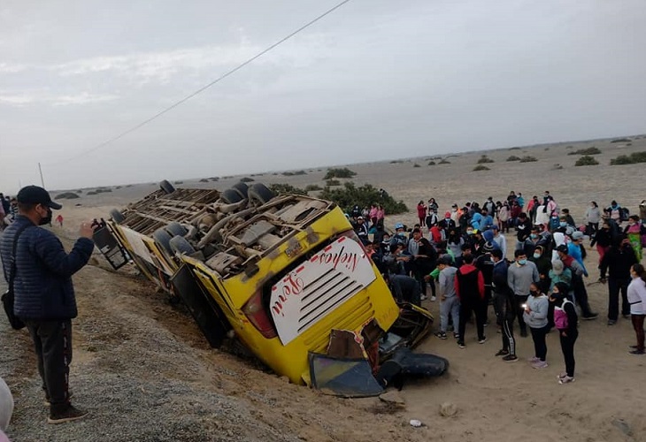 Mueren dos mujeres al volcar bus de Cerro Prieto en la Panamericana Norte