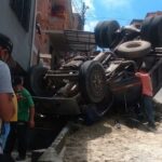 Conductor de volqueta sufrió un aparatoso accidente en Robledo Aures
