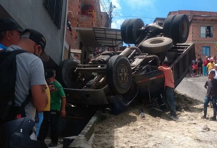 Conductor de volqueta sufrió un aparatoso accidente en Robledo Aures