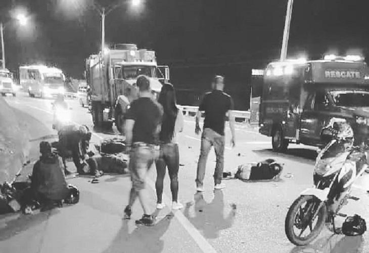 Un choque frontal de motocicletas cobró la vida de 2 personas en Barbosa