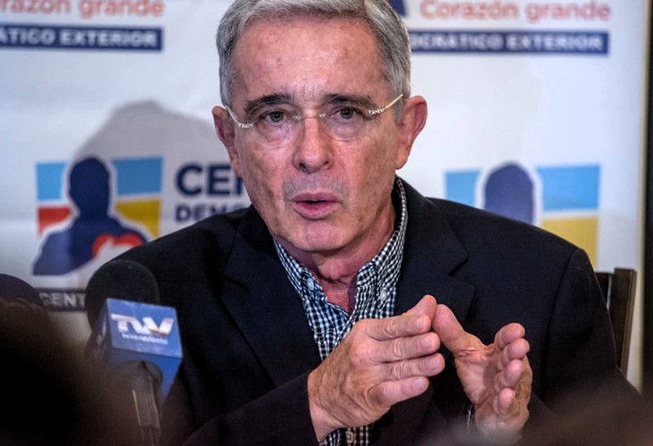 Expresidente Uribe acepta invitación para reunirse con Petro en Colombia