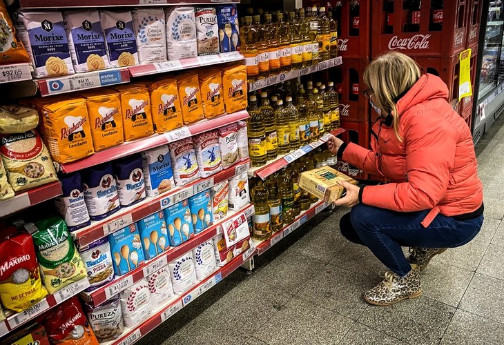 Argentina congela los precios de los alimentos para poner freno a la inflación