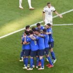 Barella y Berardi consuelan a Italia