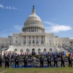 Biden homenajea a los policías que contuvieron el asalto al Capitolio