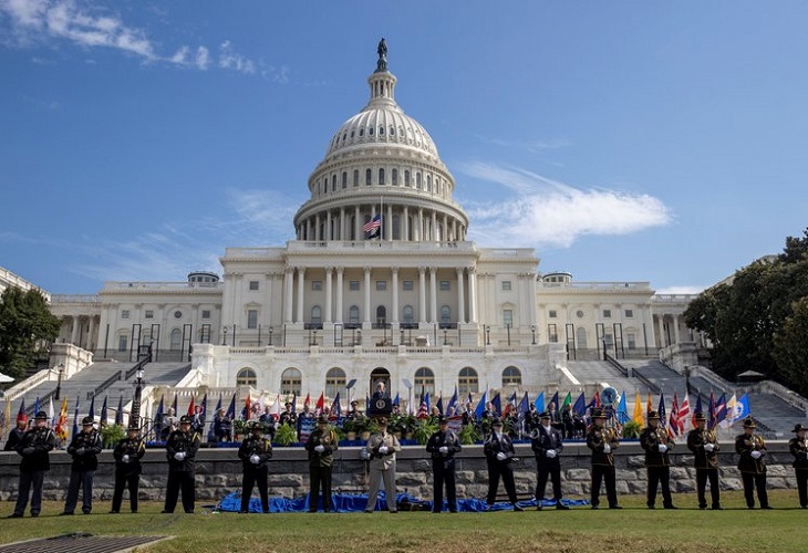 Biden homenajea a los policías que contuvieron el asalto al Capitolio