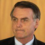 Bolsonaro dice que destinará recursos de salud y educación para tampones