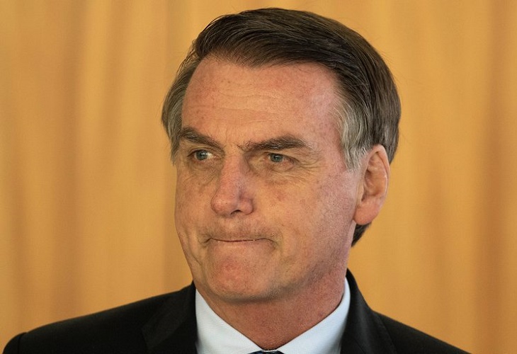 Bolsonaro dice que destinará recursos de salud y educación para tampones