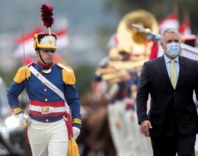 Bolsonaro recibe a Iván Duque en Brasilia con honores de Estado