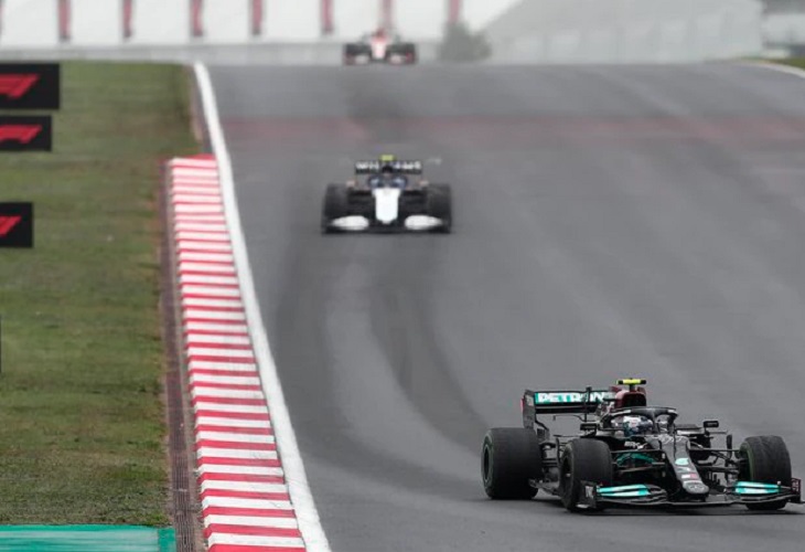 Bottas ganó en Turquía, Verstappen recuperó el liderato y 'Checo' al podio