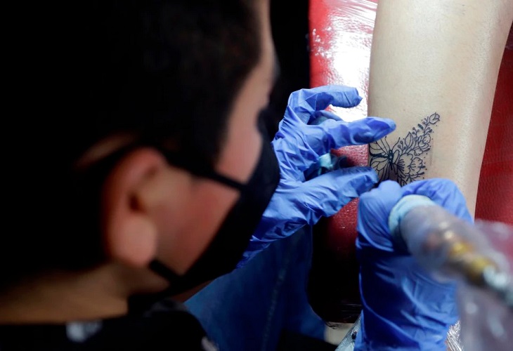 Brandon, el niño tatuador mexicano que plasma su talento en la piel