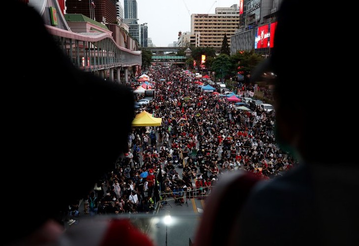 Cientos de manifestantes piden el fin de la ley de lesa majestad en Tailandia