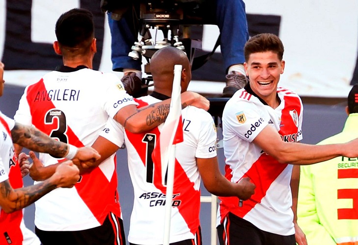 Con un triplete de Julián Álvarez, River venció a San Lorenzo y sigue líder