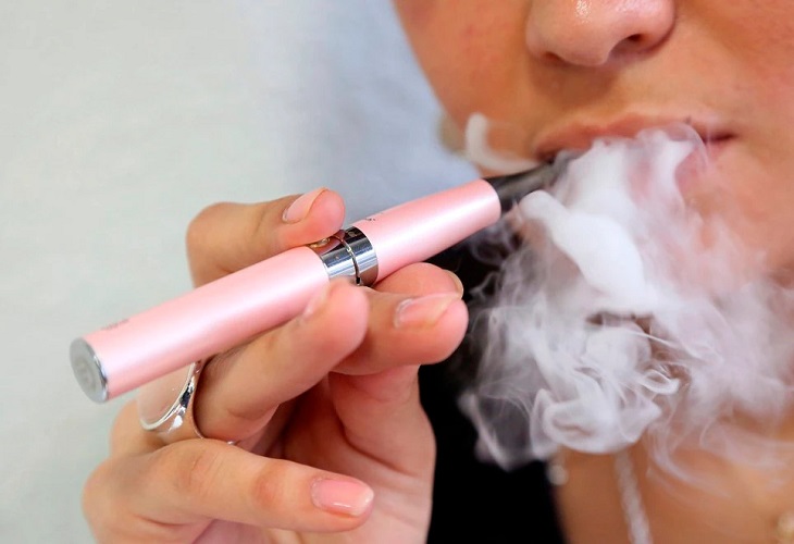 EE.UU. aprueba cigarrillos electrónicos que ve beneficiosos para dejar de fumar