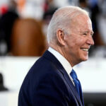 Biden autoriza liberar materias primas de sus reservas para enfrentar escasez